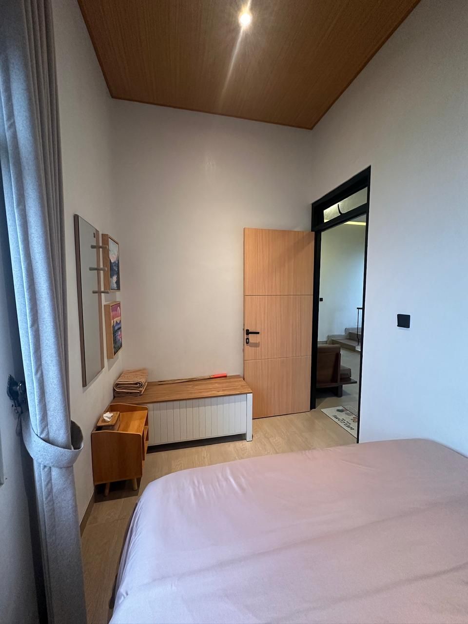 Kamar tidur dengan queen bed di Villa Nyaman Guci, Tegal