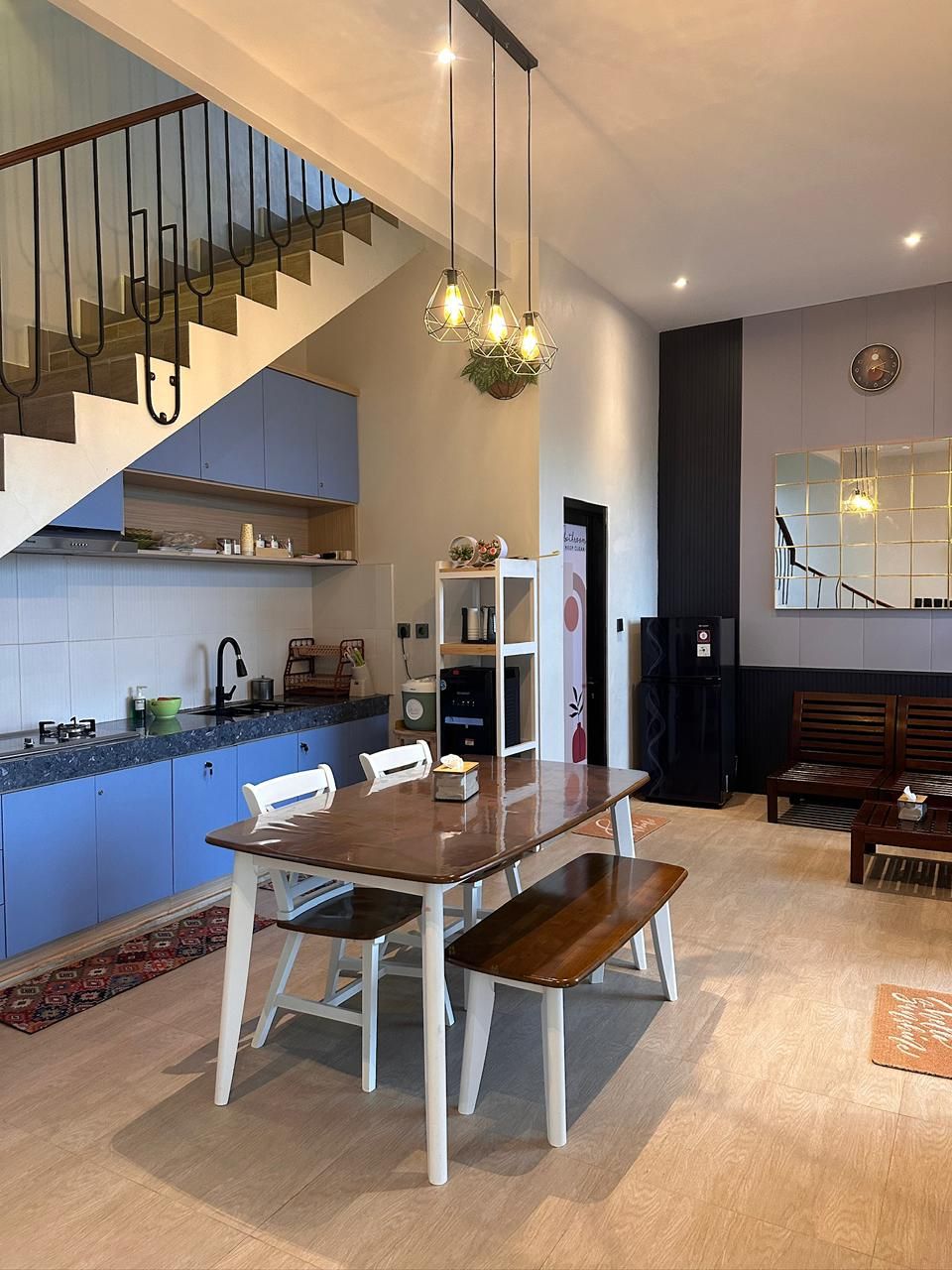 Ruang utama Villa Nyaman — dapur, ruang makan, dan tangga