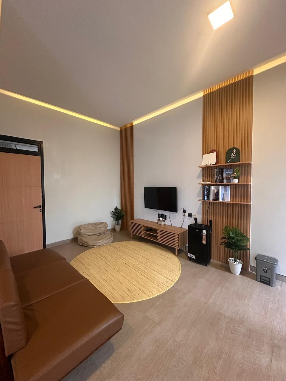 Ruang santai villa di Guci dengan smart TV dan area karaoke