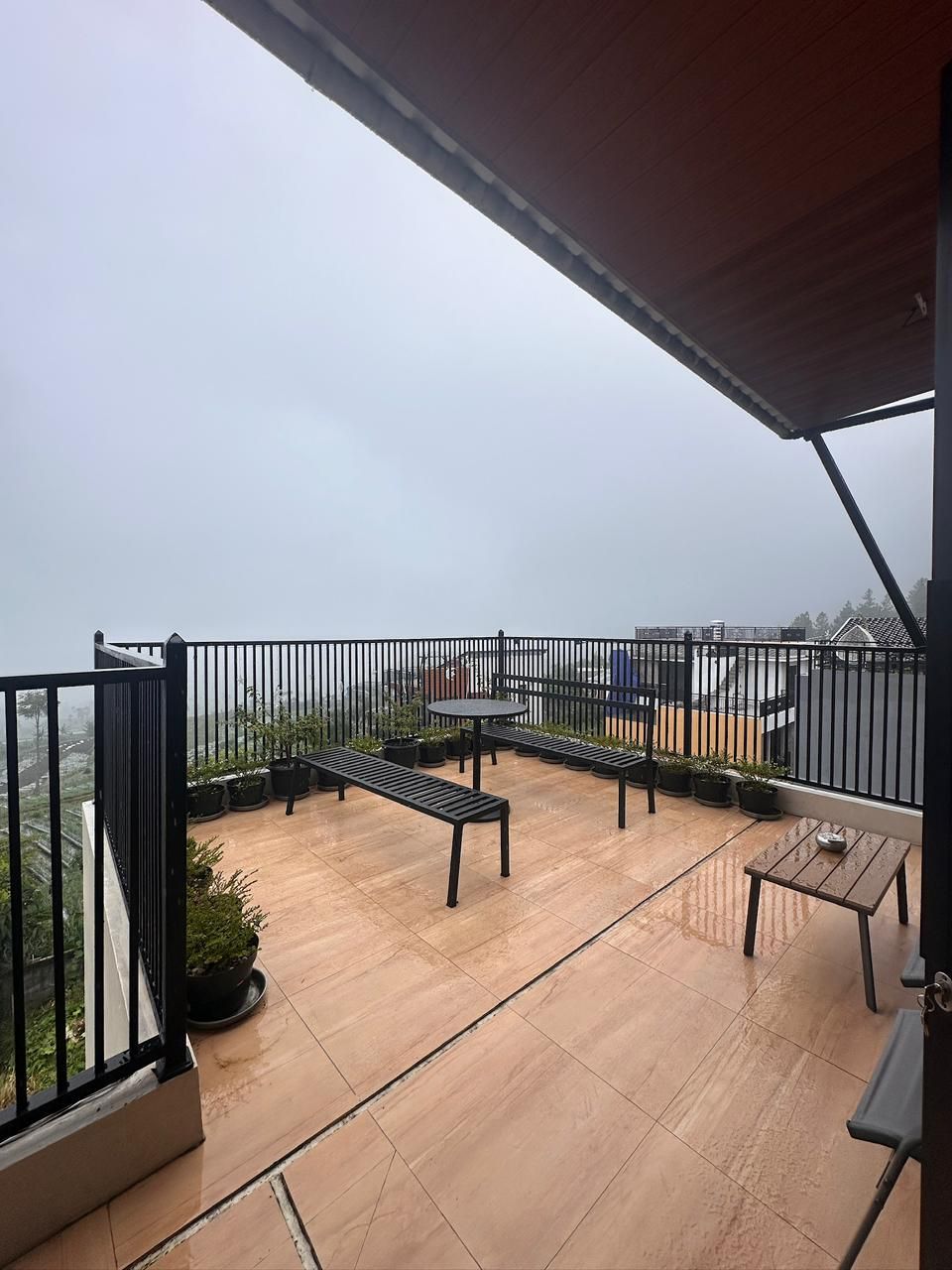 Rooftop dengan pemandangan kabut pagi di Guci, Tegal