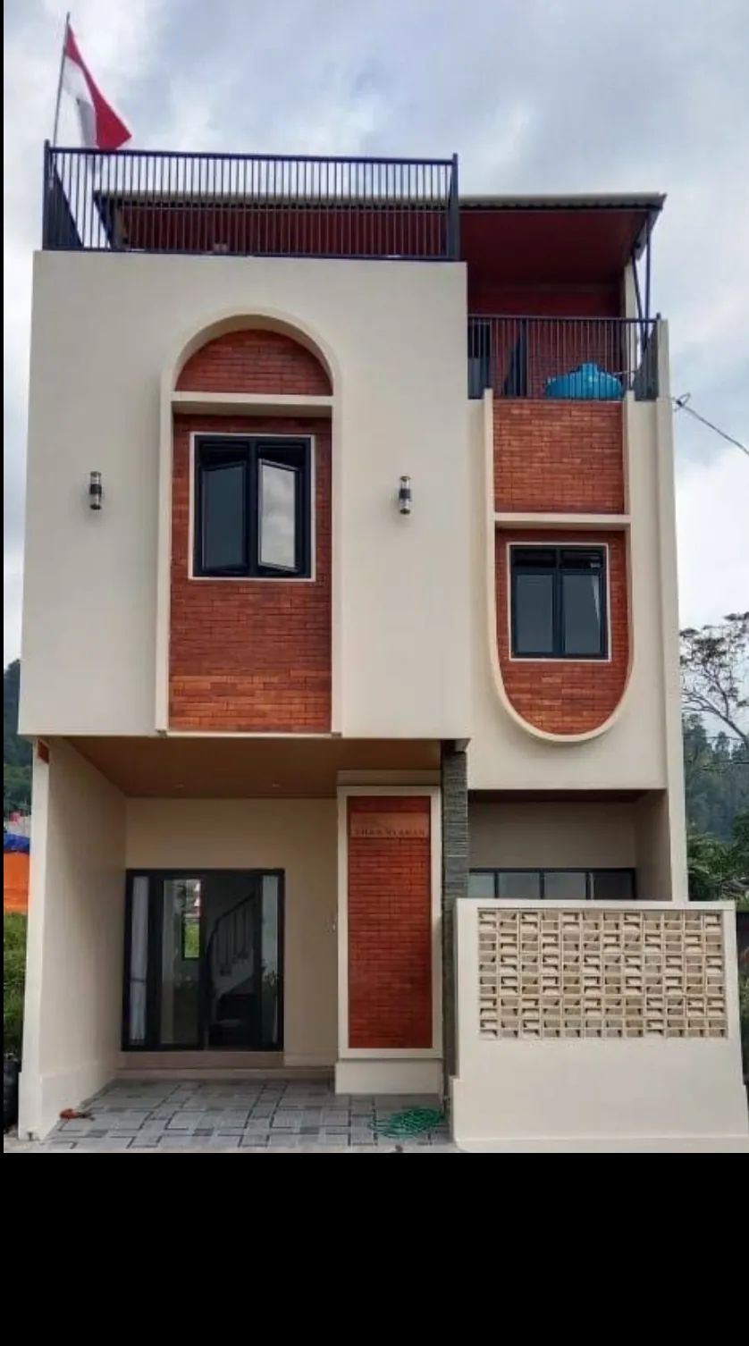 Tampak depan Villa Nyaman — bangunan 3 lantai dengan aksen brick